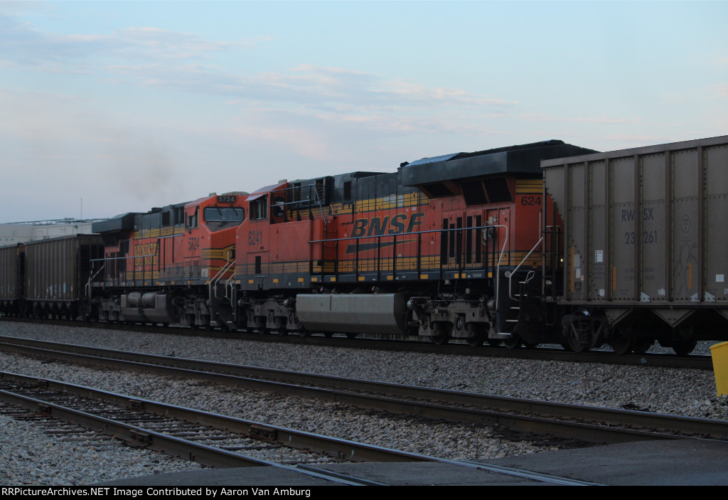 BNSF 6241 & BNSF 5724 Mid Train DP